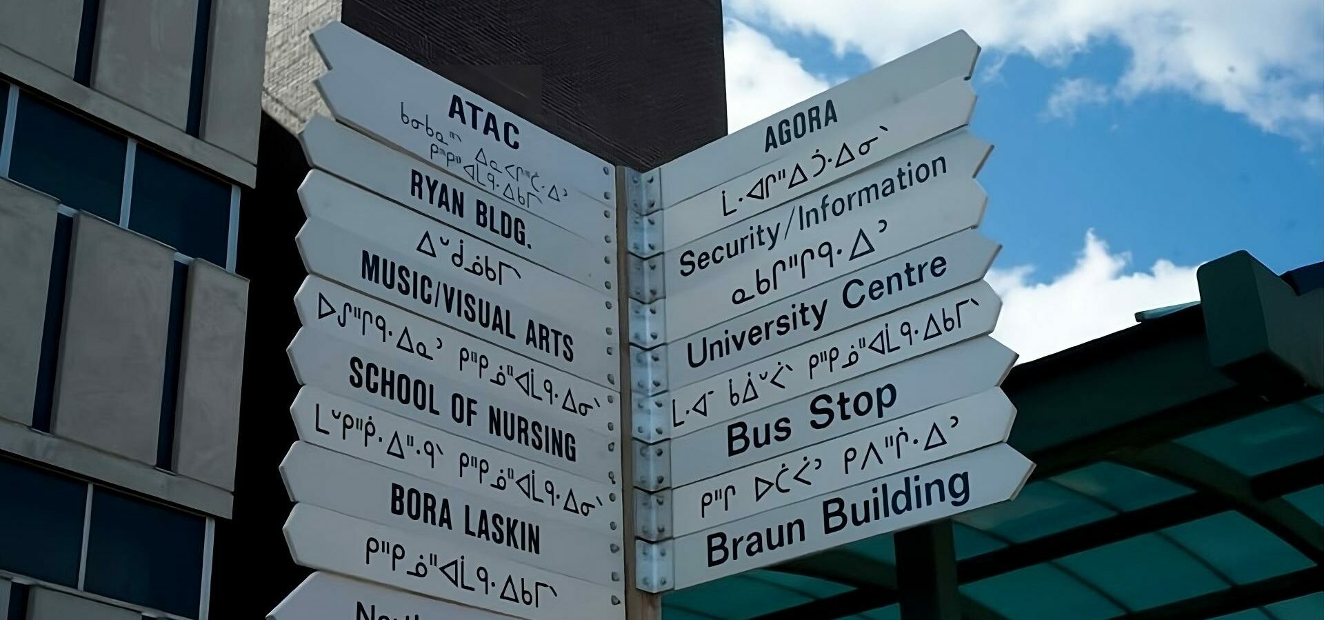 A way finding sign at Lakehead University in English and Oji-Cree.